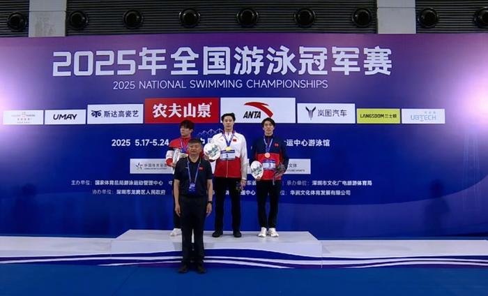 保加利亚选手在游泳比赛中勇夺金牌